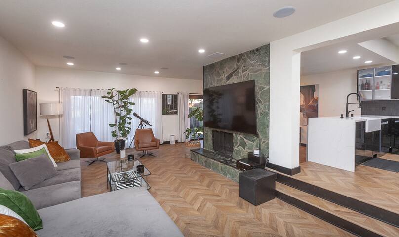 Modern, Renovated Private Oasis
