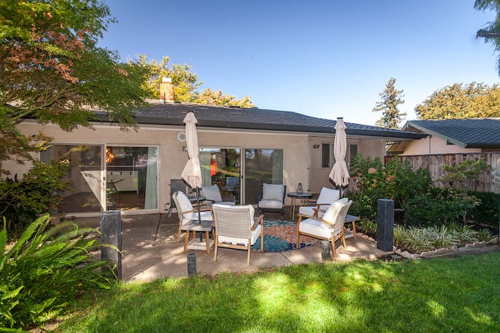 Modern, Renovated Private Oasis