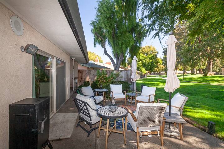 Modern, Renovated Private Oasis