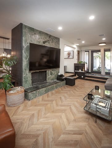 Modern, Renovated Private Oasis