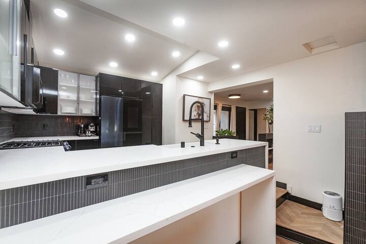 Modern, Renovated Private Oasis