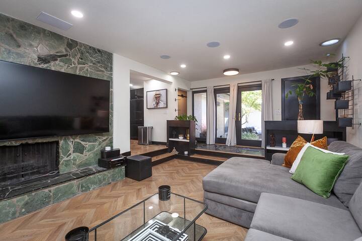 Modern, Renovated Private Oasis