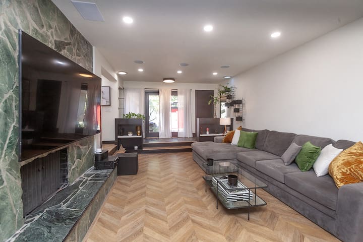 Modern, Renovated Private Oasis