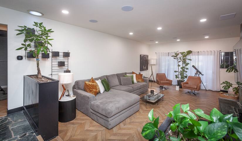 Modern, Renovated Private Oasis