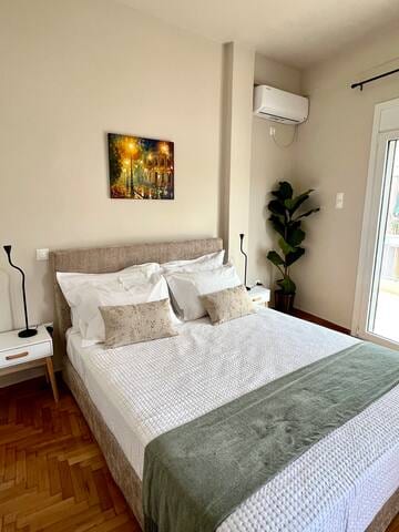 Stylish Penthouse, Terrace & View, Opposite Metro