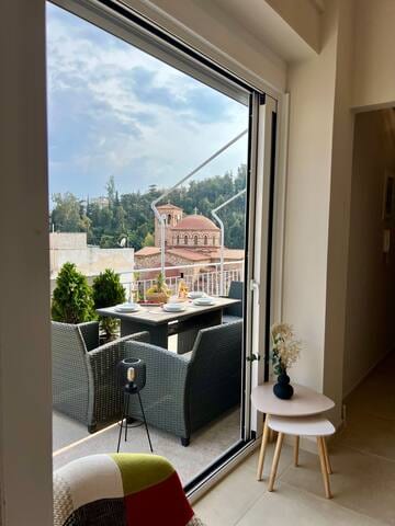 Stylish Penthouse, Terrace & View, Opposite Metro