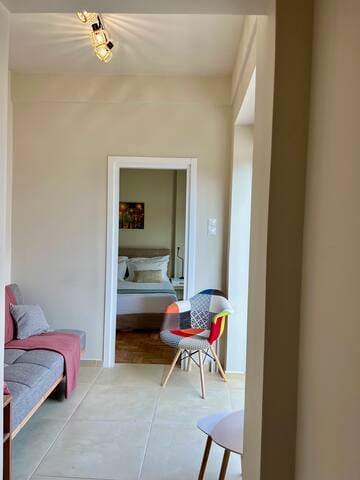 Stylish Penthouse, Terrace & View, Opposite Metro