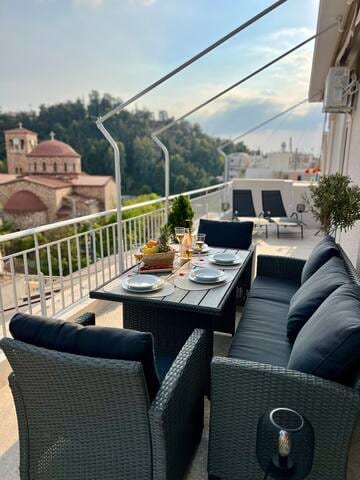 Ático elegante, terraza y vista, frente al metro - Athens
