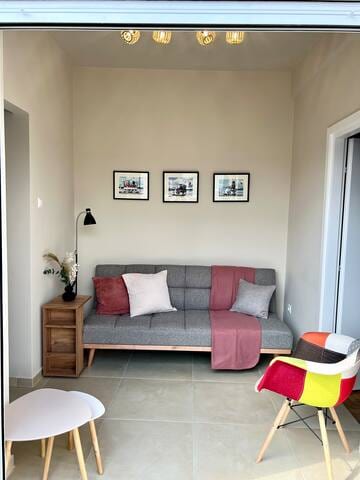 Stylish Penthouse, Terrace & View, Opposite Metro