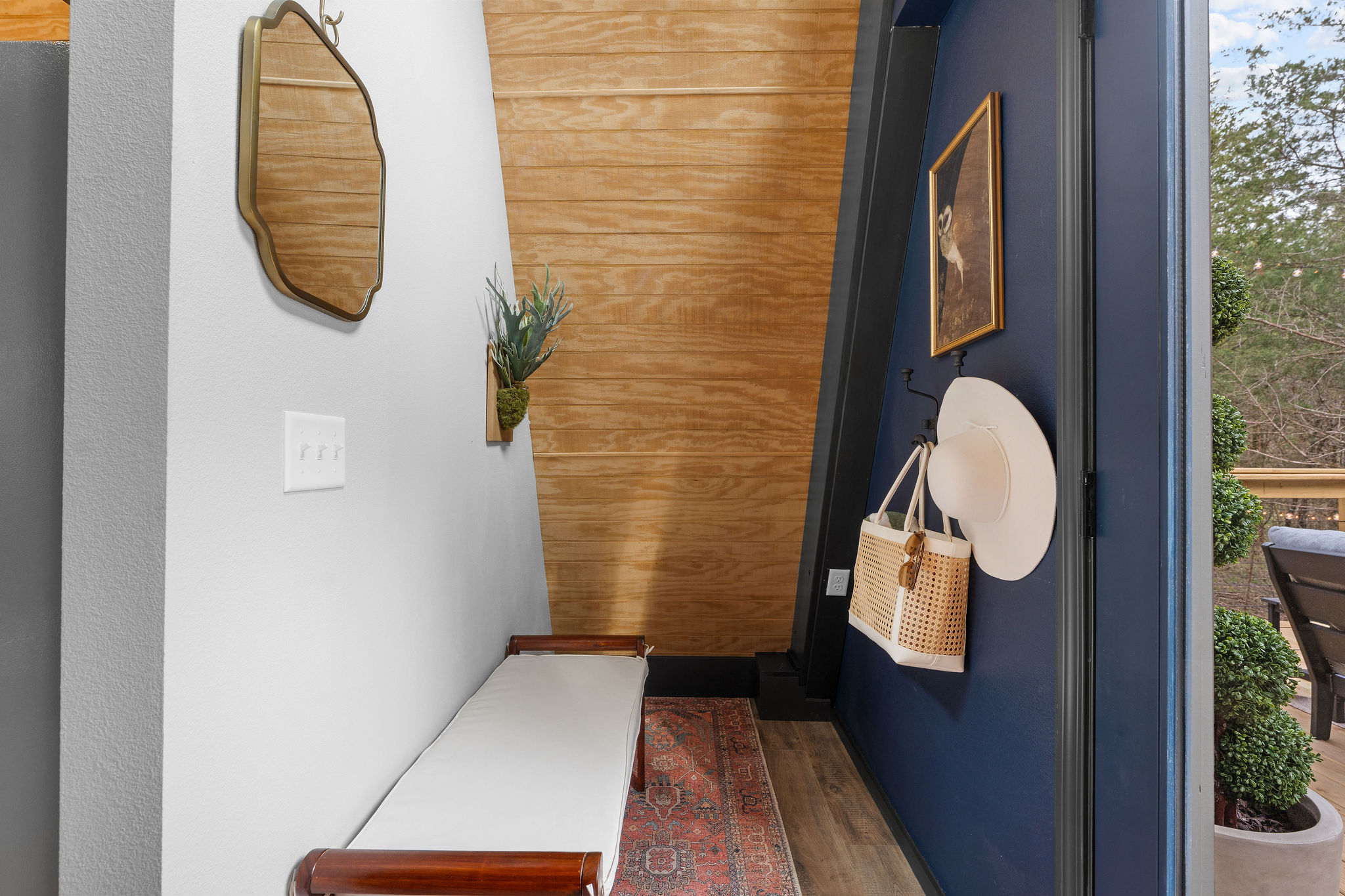 Nook to drop your bags and head out on the deck Nook to drop your bags and head out on the deck - Crickets Keep - Omaha