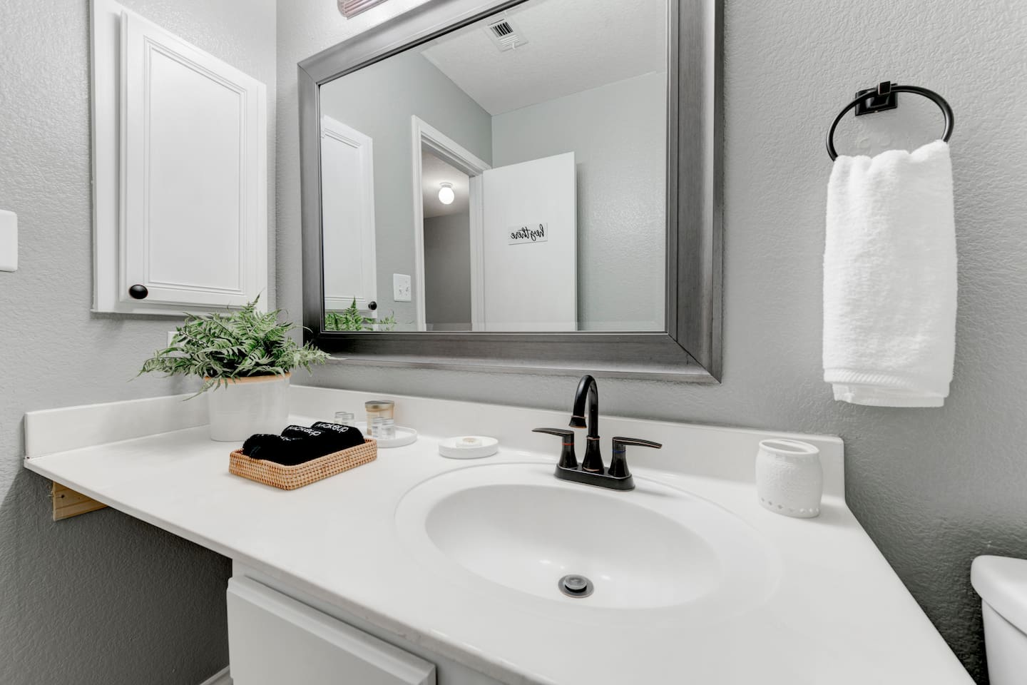 Makeup removal towels provided Makeup removal towels provided - Little Tree Bend - Cedar Park