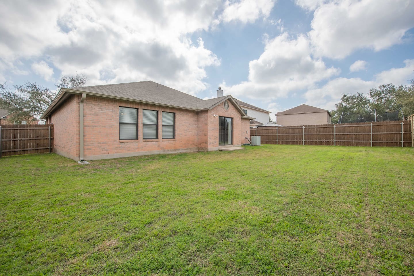 Spacious, fenced-in backyard for your furry friend to exercise Spacious, fenced-in backyard for your furry friend to exercise - Little Tree Bend - Cedar Park