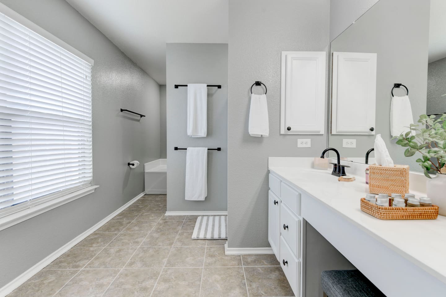 Spacious master bathroom Spacious master bathroom - Little Tree Bend - Cedar Park