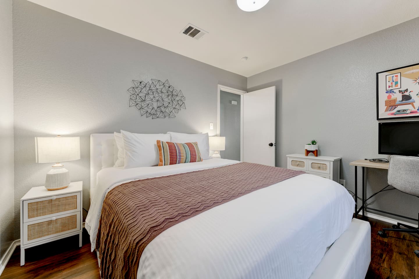 Secondary bedroom with plush pillows and quality mattress Secondary bedroom with plush pillows and quality mattress - Little Tree Bend - Cedar Park