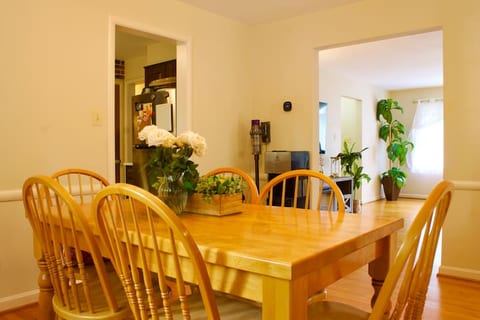 3BR DC Family Home - Metro Free Parking WiFi Pets