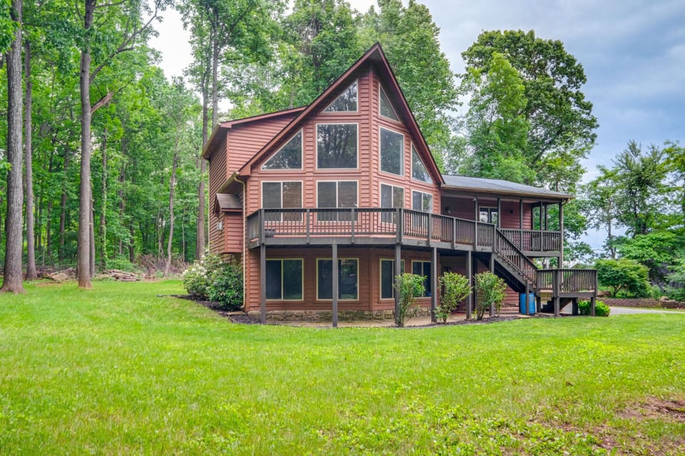 Jacuzzi • Gym • Deck + Near VA Wineries - Lake Anna