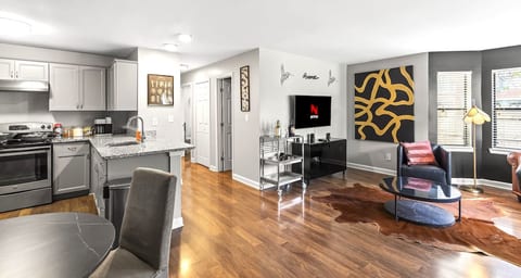 Luxe 2BR 2 Bath Prime Uptown W/parking