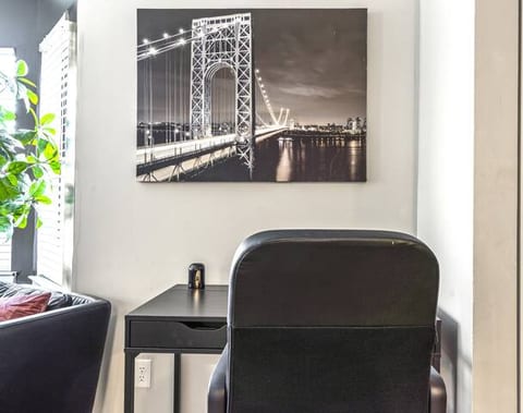 Luxe 2BR 2 Bath Prime Uptown W/parking