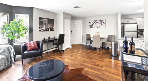Luxe 2BR 2 Bath Prime Uptown W/parking