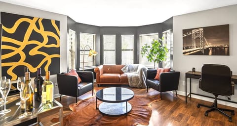 Luxe 2BR 2 Bath Prime Uptown W/parking