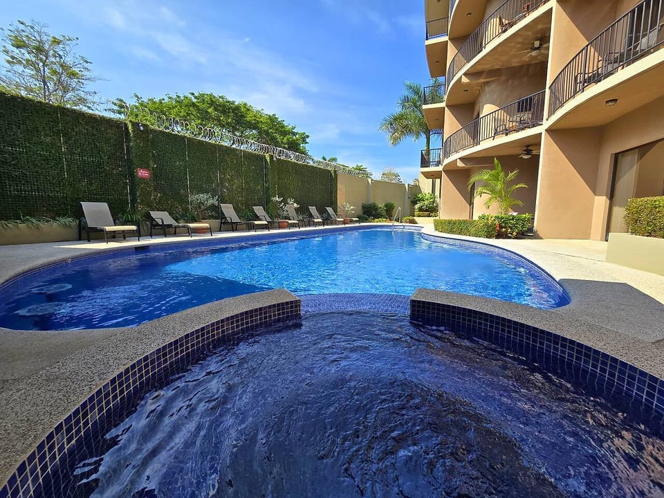 3BR Poolside Condo – Walk to Beach, Bars & Dining - Jacó