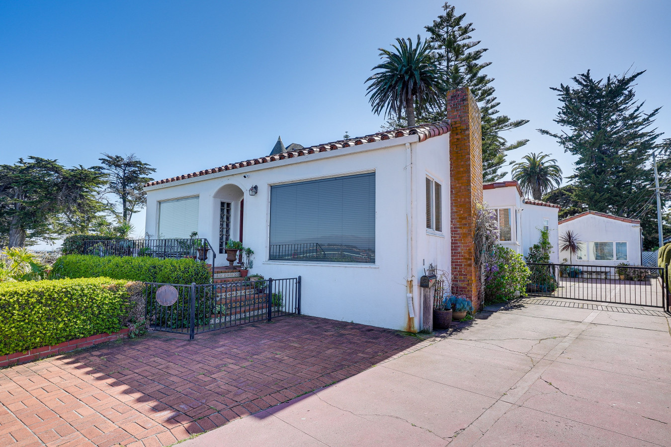 modern-santa-cruz-studio-near-beach-+-hot-tub/