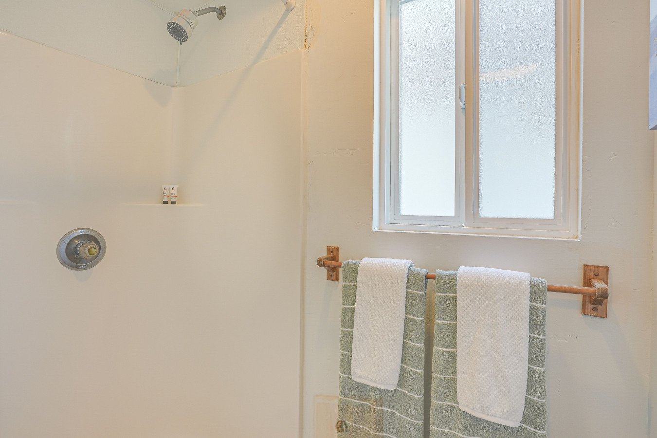 modern-santa-cruz-studio-near-beach-+-hot-tub/