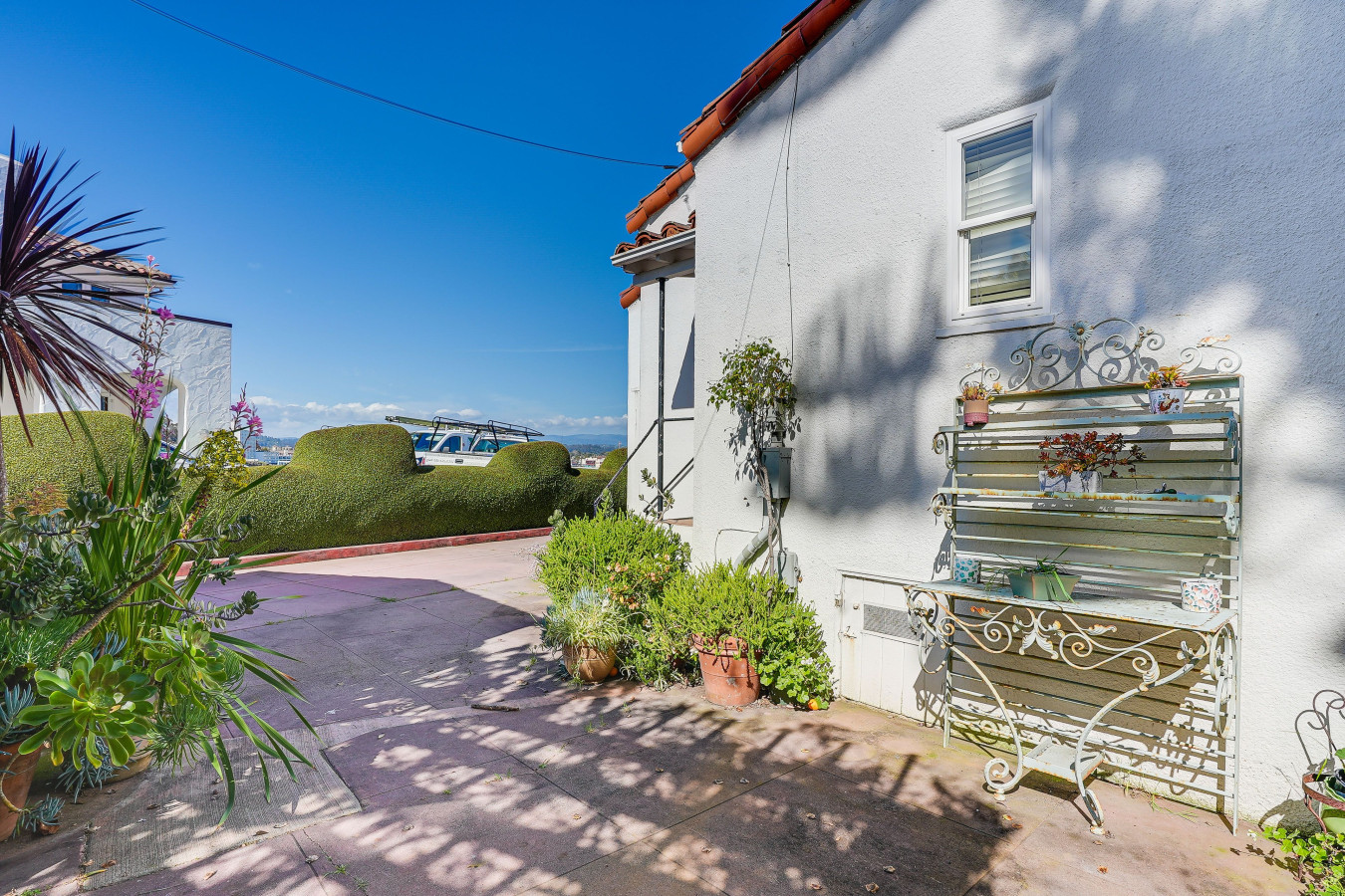 modern-santa-cruz-studio-near-beach-+-hot-tub/