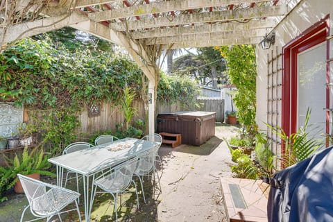 Modern Santa Cruz Studio Near Beach + Hot Tub