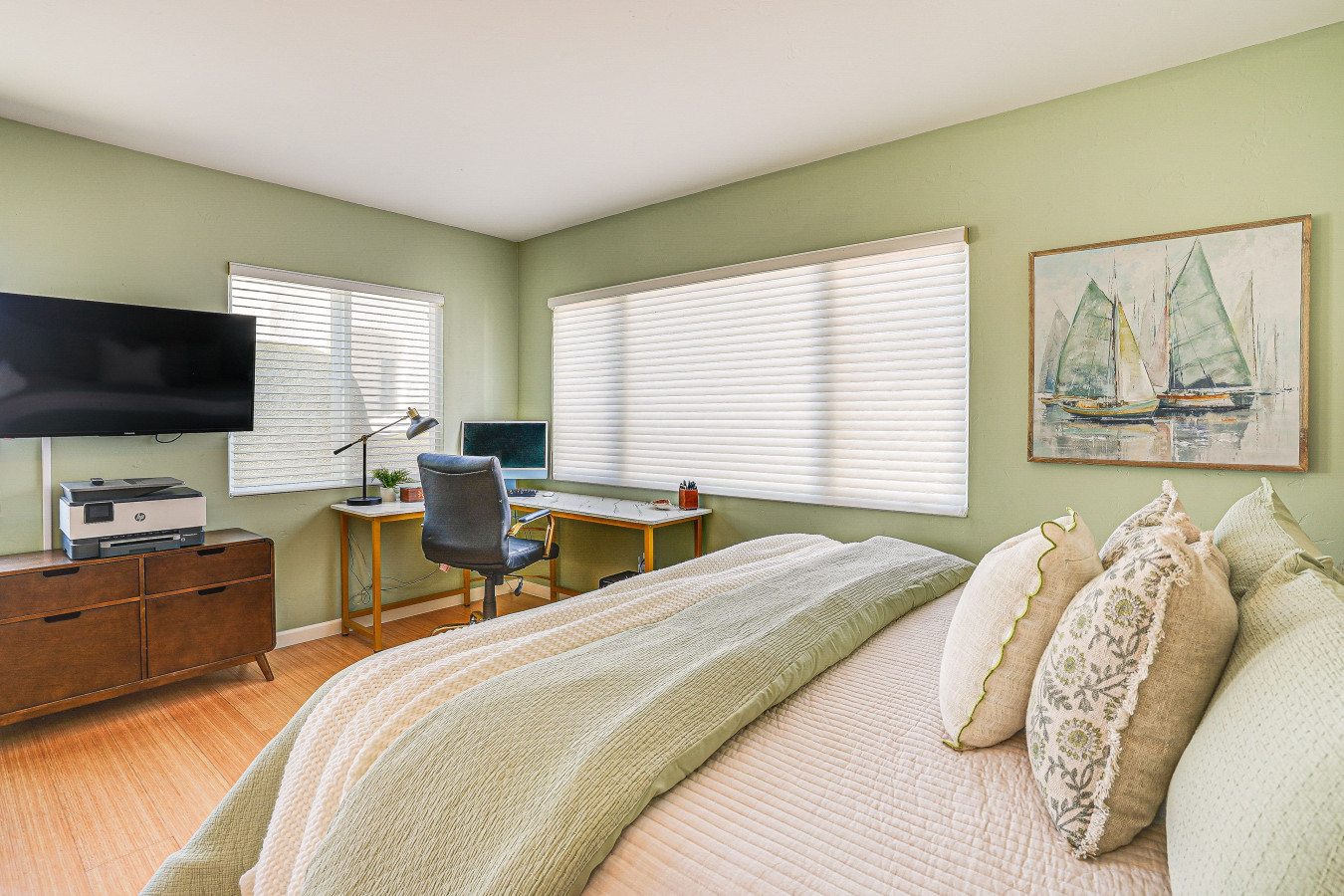 modern-santa-cruz-studio-near-beach-+-hot-tub/