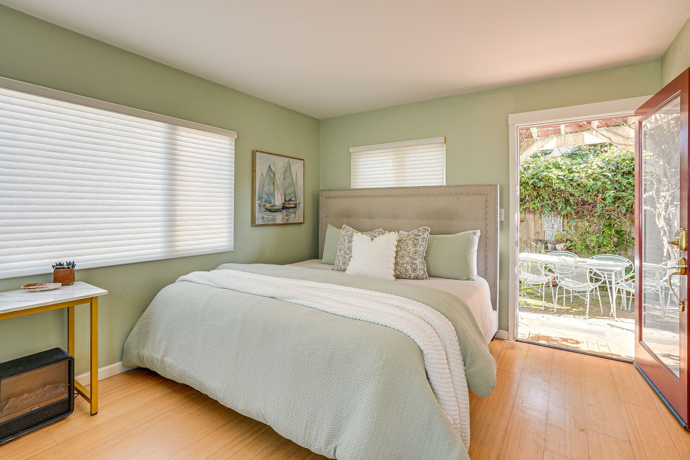 modern-santa-cruz-studio-near-beach-+-hot-tub/