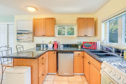 Modern Santa Cruz Studio Near Beach + Hot Tub