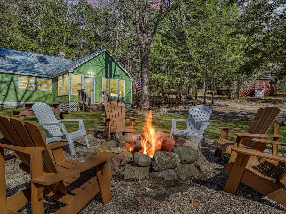 Lovewell Lodge | Cozy Cabin w/ Firepit and Kayaks - Fryeburg