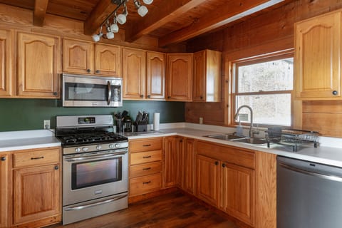 New Hot Tub - Sweet Pines Cabin - Sleeps up to 8