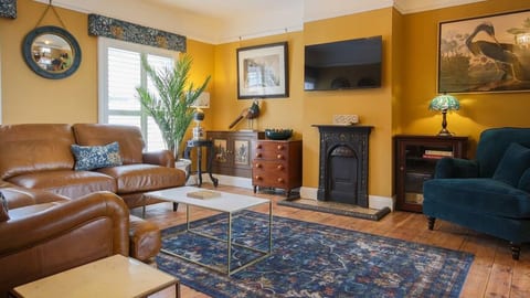 Large town centre pet-free home with own courtyard
