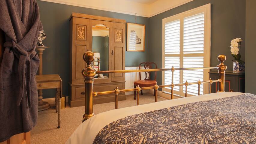 town-centre-unique-spacious-georgian-listed/