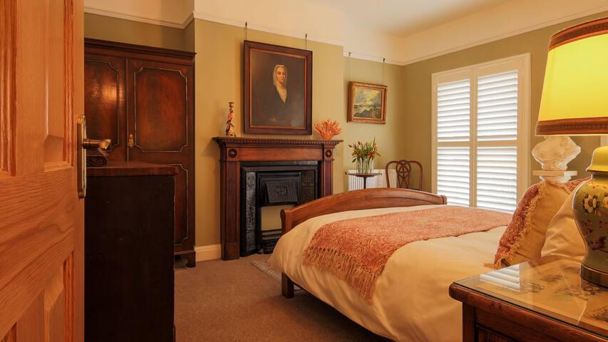 town-centre-unique-spacious-georgian-listed/