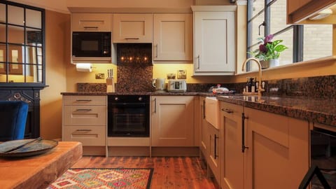 Large town centre pet-free home with own courtyard