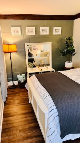 PRIME location - 10 min to town