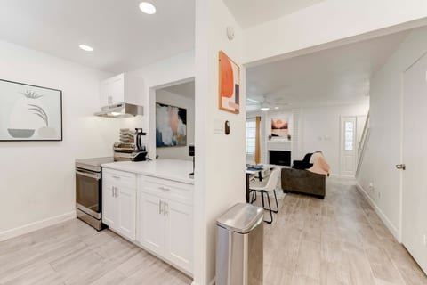 10 mins to Domain two Bedroom