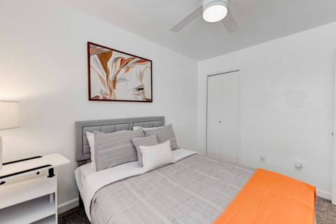 10 mins to Domain two Bedroom