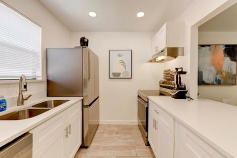 10 mins to Domain two Bedroom
