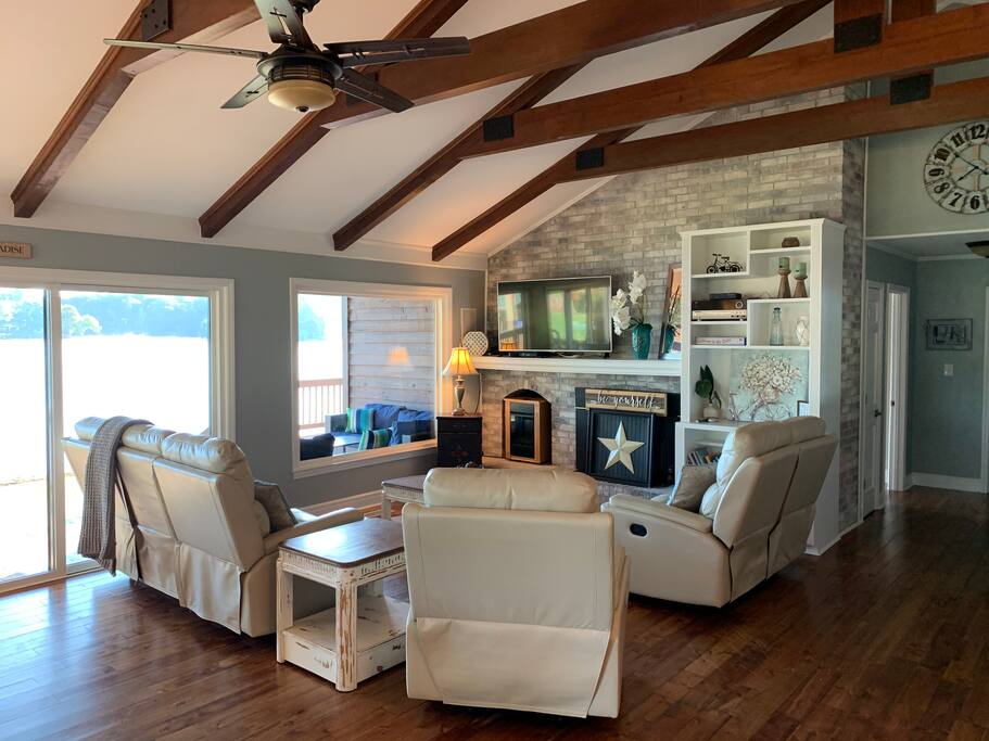Open floor plan with five (5) leather reclining sofas for that afternoon nap after a day out in the sun. Open floor plan with five (5) leather reclining sofas for that afternoon nap after a day out in the sun. - Camm’s Lakeside Retreat (Close to Charlotte) - Belmont