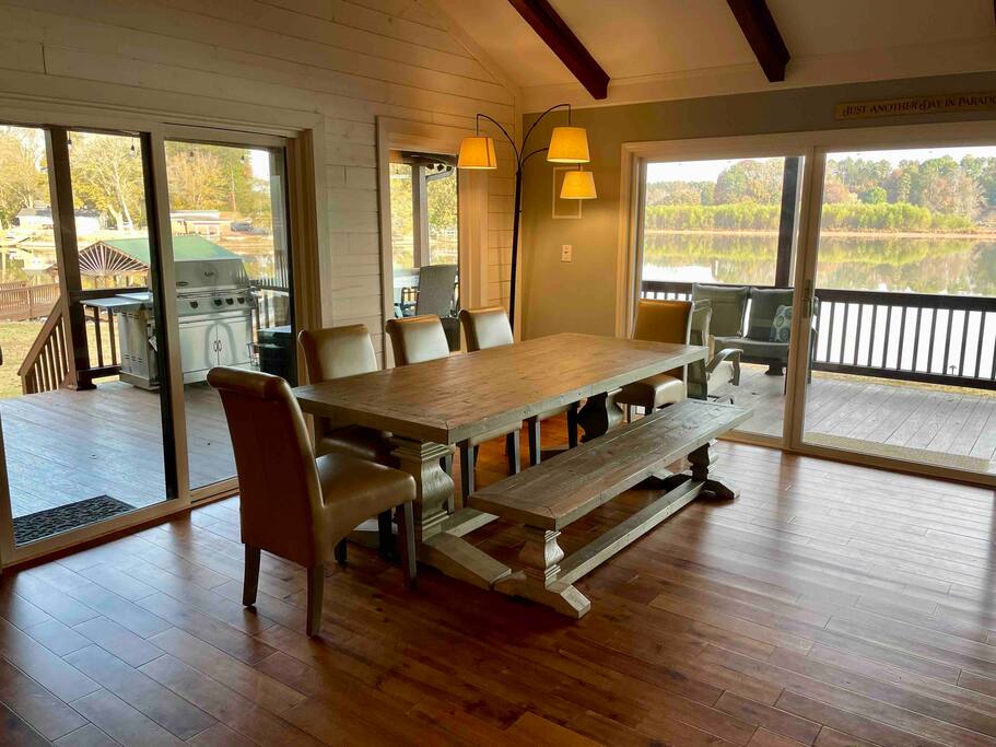 Plenty of seating for that family dinner Plenty of seating for that family dinner - Camm’s Lakeside Retreat (Close to Charlotte) - Belmont