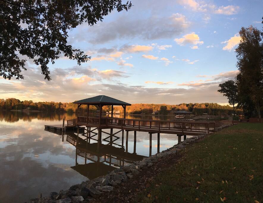 A view of the pier at sunset A view of the pier at sunset - Camm’s Lakeside Retreat (Close to Charlotte) - Belmont