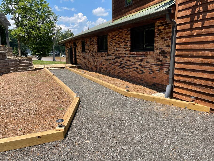 Handicap friendly entrance for those with limited mobility. Handicap friendly entrance for those with limited mobility. - Camm’s Lakeside Retreat (Close to Charlotte) - Belmont