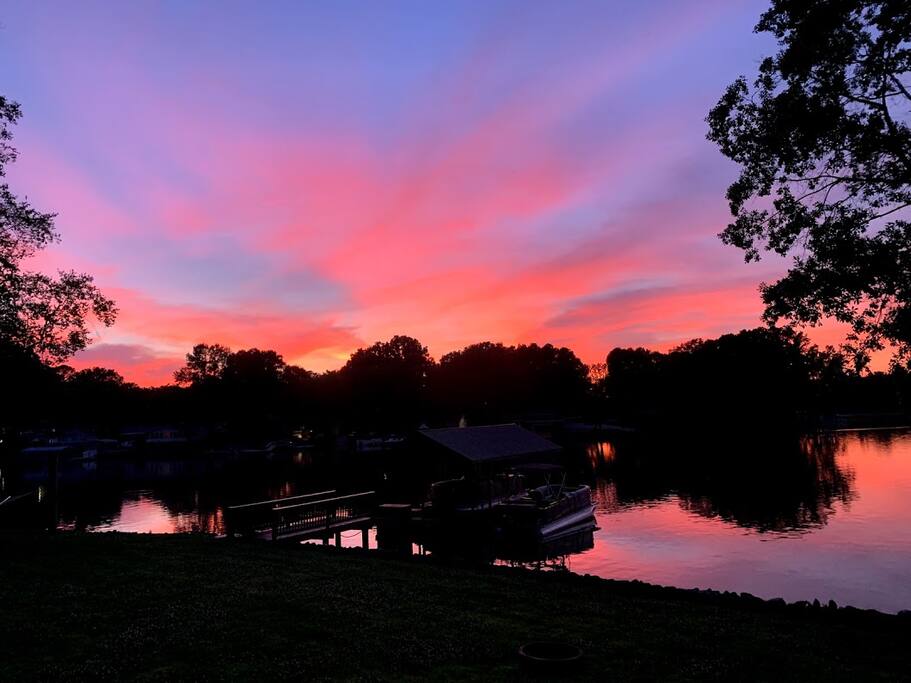 Sunset views from the porch can be amazing Sunset views from the porch can be amazing - Camm’s Lakeside Retreat (Close to Charlotte) - Belmont