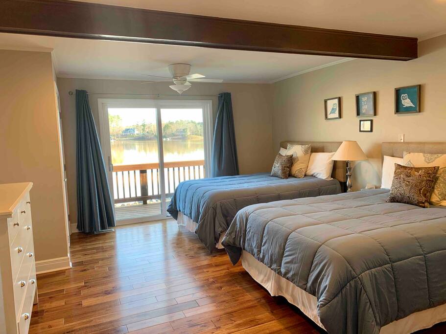 Waterfront Double Queens with sliding glass doors to deck with private bathroom Waterfront Double Queens with sliding glass doors to deck with private bathroom - Camm’s Lakeside Retreat (Close to Charlotte) - Belmont