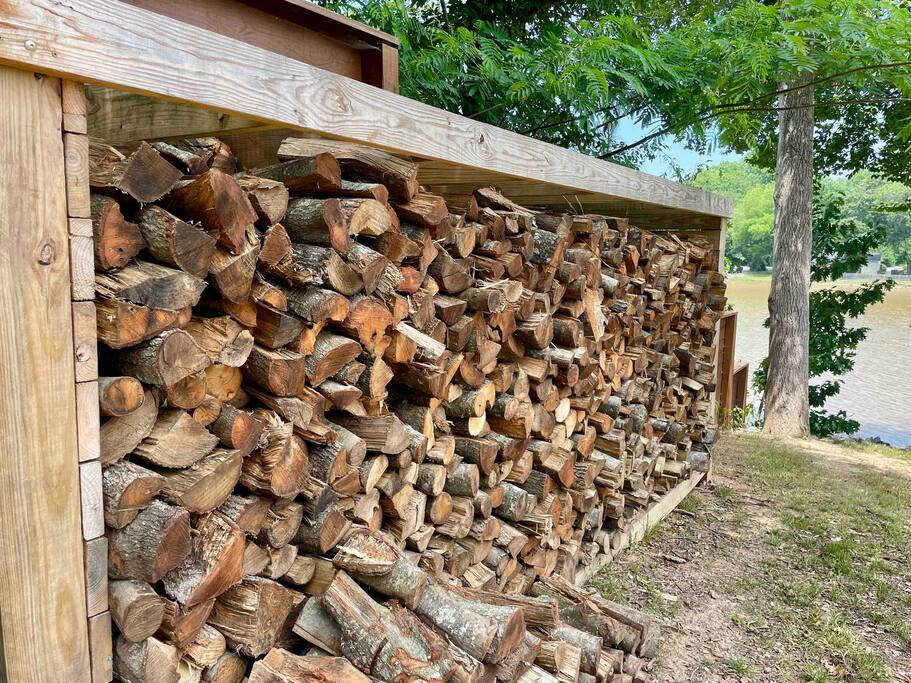 Firewood is complimentary with your stay. Firewood is complimentary with your stay. - Camm’s Lakeside Retreat (Close to Charlotte) - Belmont