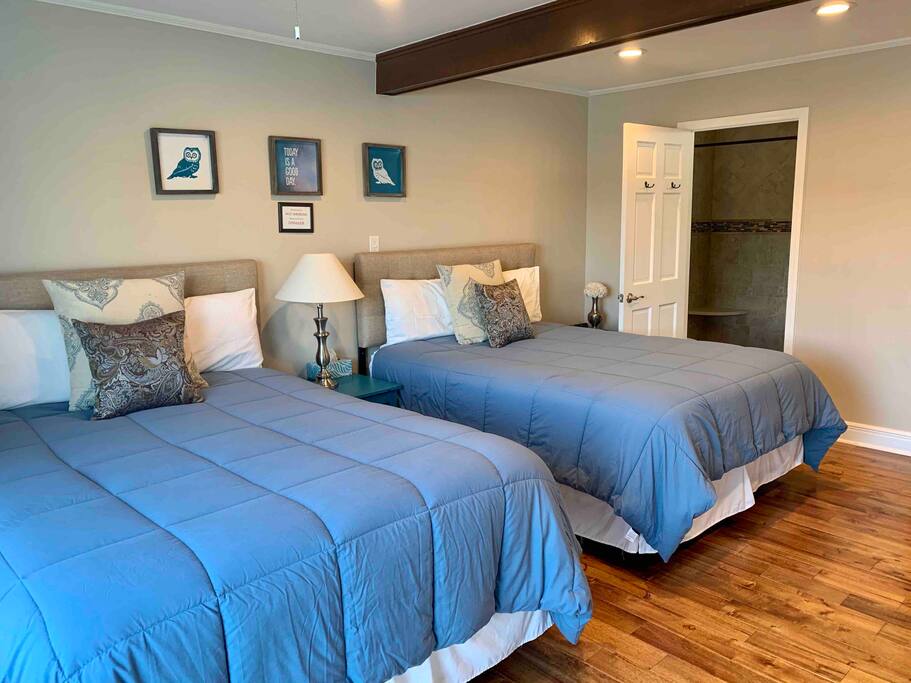 Waterfront Double Queens with sliding glass doors to deck with private bathroom Waterfront Double Queens with sliding glass doors to deck with private bathroom - Camm’s Lakeside Retreat (Close to Charlotte) - Belmont